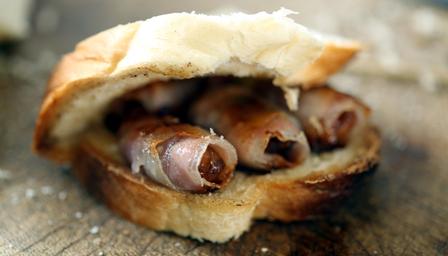 Rico desayuno a base de dátiles y bacon