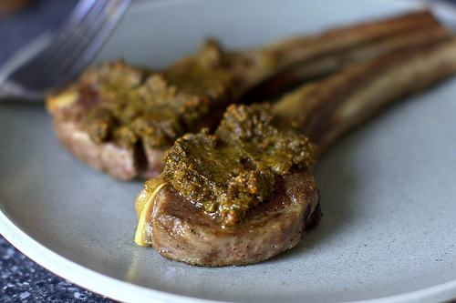 Chuletas de cordero con tapenade de pistacho