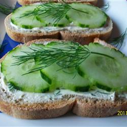 Aperitivo delicioso, sano y apto para dietas: sándwiches de pepino