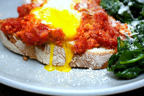 Huevos escalfados en salsa de tomate