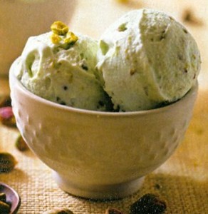 Helado con natillas y frutos secos