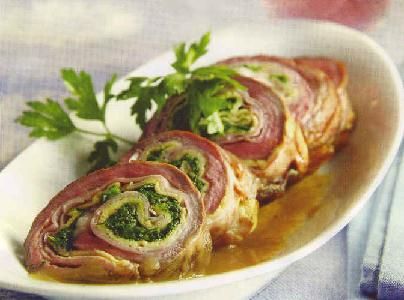 Rollos de ternera rellenos de setas y pimientos asados.