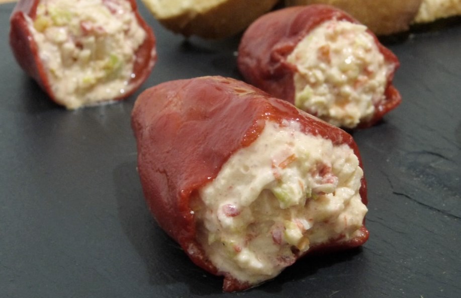 Pimientos del piquillo rellenos de surimi y langostinos.