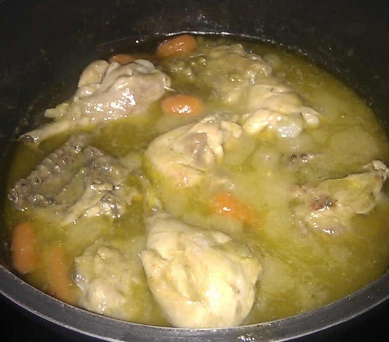 Pollo guisado con guisantes y zanahorias