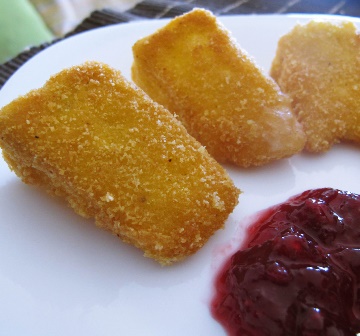 Queso Brie rebozado con mermelada de frutos rojos