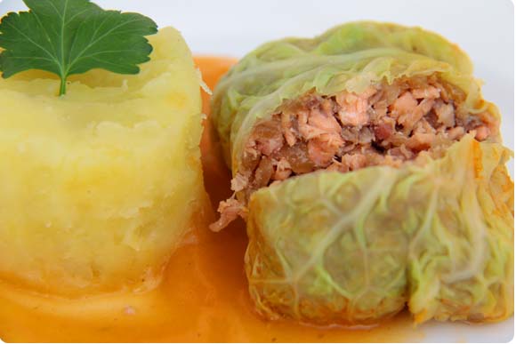 Rollitos de col rellenos de pollo