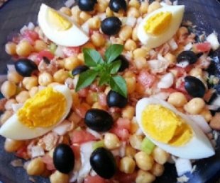 Ensalada de garbanzos con pimientos asados y ventresca de atún
